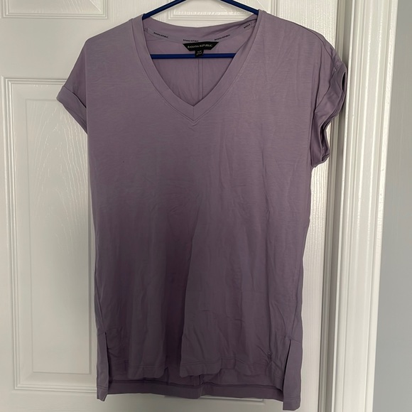 Banana Republic classic V-neck shirt sleeve top - Picture 1 of 2